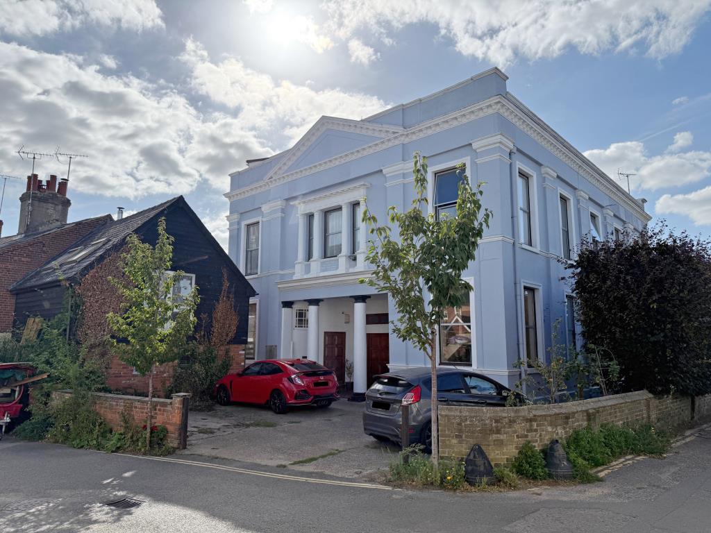 Lot: 5 - FORMER OFFICE AND BEDSITS WITH POTENTIAL CLOSE TO THE QUAY - Front general view of the building on Quay Street